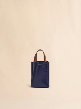  Mála Museo Nano i Leathar Gorm agus Bán Gorm-dubh/blaosc/moca